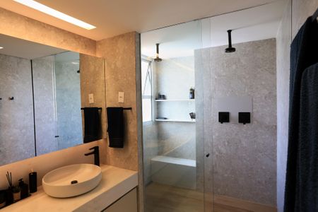 Apartamento à venda com 380m², 5 quartos e 6 vagas Apartamento à venda com 380m², 5 quartos e 6 vagasBanheiro da Suíte master