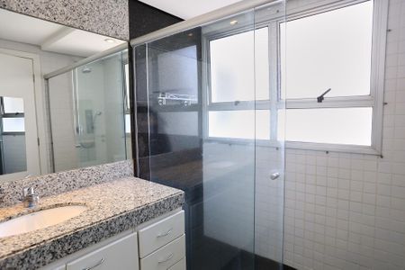 Apartamento à venda com 380m², 5 quartos e 6 vagas Apartamento à venda com 380m², 5 quartos e 6 vagasBanheiro da Suíte 1