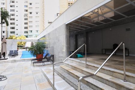 Apartamento à venda com 380m², 5 quartos e 6 vagas Apartamento à venda com 380m², 5 quartos e 6 vagasÁrea comum - Piscina