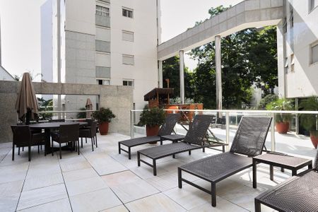 Apartamento à venda com 380m², 5 quartos e 6 vagas Apartamento à venda com 380m², 5 quartos e 6 vagasÁrea comum - Piscina