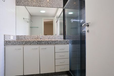 Apartamento à venda com 380m², 5 quartos e 6 vagas Apartamento à venda com 380m², 5 quartos e 6 vagasBanheiro da Suíte 1