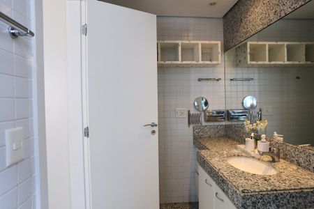 Apartamento à venda com 380m², 5 quartos e 6 vagas Apartamento à venda com 380m², 5 quartos e 6 vagasBanheiro da Suíte