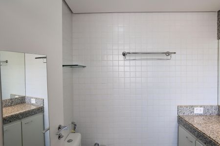 Apartamento à venda com 380m², 5 quartos e 6 vagas Apartamento à venda com 380m², 5 quartos e 6 vagasBanheiro da Suíte 1
