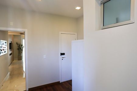 Apartamento à venda com 380m², 5 quartos e 6 vagas Apartamento à venda com 380m², 5 quartos e 6 vagasQuarto de Serviço