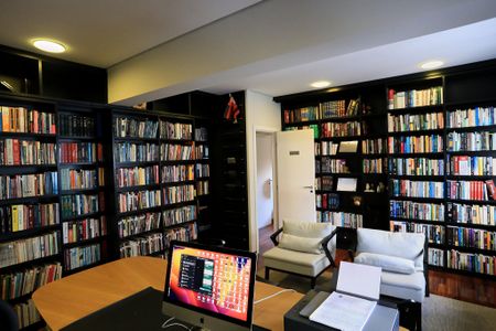 Apartamento à venda com 380m², 5 quartos e 6 vagas Apartamento à venda com 380m², 5 quartos e 6 vagasBiblioteca