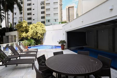 Apartamento à venda com 380m², 5 quartos e 6 vagas Apartamento à venda com 380m², 5 quartos e 6 vagasÁrea comum - Piscina