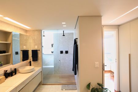 Apartamento à venda com 380m², 5 quartos e 6 vagas Apartamento à venda com 380m², 5 quartos e 6 vagasBanheiro da Suíte master