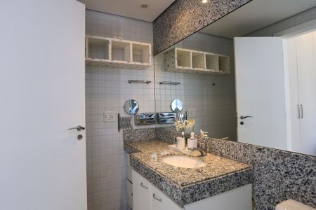 Apartamento à venda com 380m², 5 quartos e 6 vagas Apartamento à venda com 380m², 5 quartos e 6 vagasBanheiro da Suíte