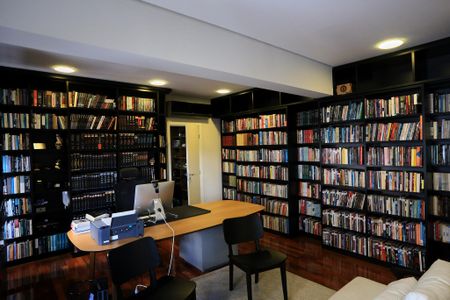 Apartamento à venda com 380m², 5 quartos e 6 vagas Apartamento à venda com 380m², 5 quartos e 6 vagasBiblioteca