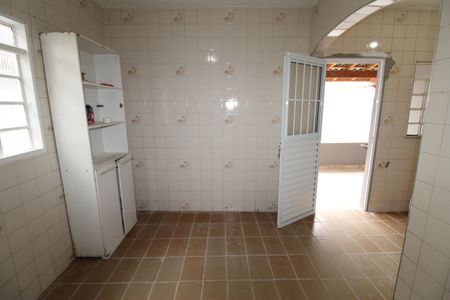 Casa para alugar com 60m², 2 quartos e 2 vagasCozinha