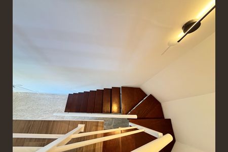 Apartamento à venda com 64m², 1 quarto e 2 vagas Apartamento à venda com 64m², 1 quarto e 2 vagasEscada