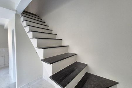 Casa de condomínio à venda com 63m², 2 quartos e 2 vagas Casa de condomínio à venda com 63m², 2 quartos e 2 vagasEscada