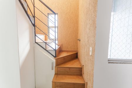 Apartamento à venda com 150m², 4 quartos e 2 vagas Apartamento à venda com 150m², 4 quartos e 2 vagasEscada de Acesso a Cobertura