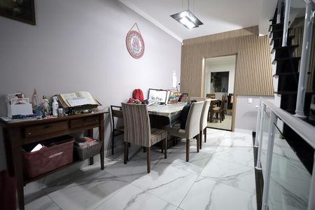 Casa à venda com 150m², 2 quartos e 2 vagas Casa à venda com 150m², 2 quartos e 2 vagasSala