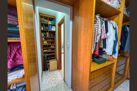 Casa para alugar com 226m², 4 quartos e 2 vagas Casa para alugar com 226m², 4 quartos e 2 vagasCloset da suíte