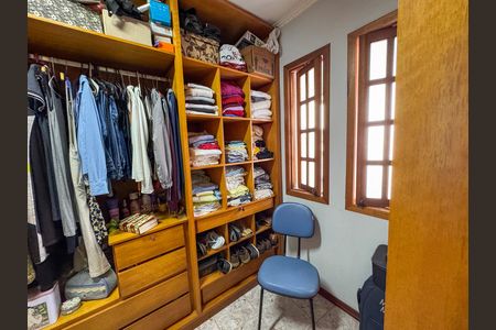Casa para alugar com 226m², 4 quartos e 2 vagas Casa para alugar com 226m², 4 quartos e 2 vagasCloset da suíte