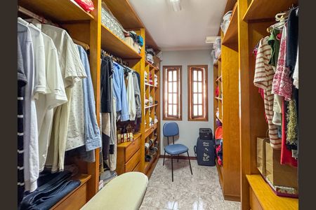 Casa para alugar com 226m², 4 quartos e 2 vagas Casa para alugar com 226m², 4 quartos e 2 vagasCloset da suíte