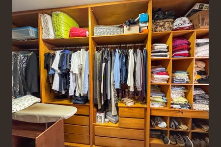Casa para alugar com 226m², 4 quartos e 2 vagas Casa para alugar com 226m², 4 quartos e 2 vagasCloset da suíte