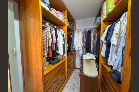 Casa para alugar com 226m², 4 quartos e 2 vagas Casa para alugar com 226m², 4 quartos e 2 vagasCloset da suíte