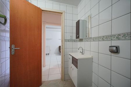 Banheiro de apartamento para alugar com 1 quarto, 47m² em Kobrasol, São José