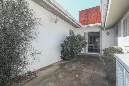Casa para alugar com 232m², 3 quartos e 2 vagasFundos