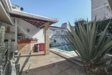 Casa para alugar com 232m², 3 quartos e 2 vagasFundos