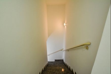 Apartamento à venda com 76m², 2 quartos e 1 vaga Apartamento à venda com 76m², 2 quartos e 1 vagaEscada