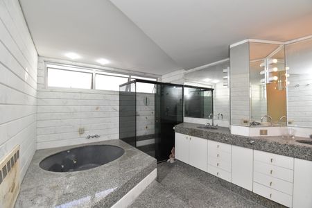 Apartamento para alugar com 270m², 3 quartos e 2 vagasBanheiro da Suíte