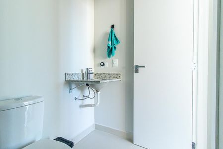 Banheiro de apartamento para alugar com 1 quarto, 36m² em Parolin, Curitiba