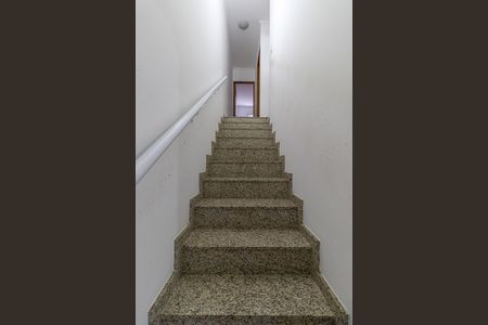 Casa à venda com 103m², 3 quartos e 2 vagas Casa à venda com 103m², 3 quartos e 2 vagasEscada
