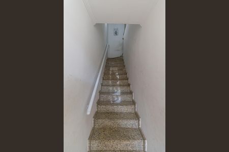 Casa à venda com 103m², 3 quartos e 2 vagas Casa à venda com 103m², 3 quartos e 2 vagasEscada