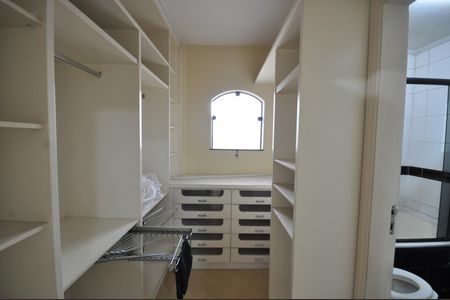Casa para alugar com 327m², 4 quartos e 6 vagasCloset