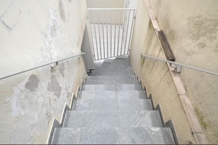 Casa para alugar com 327m², 4 quartos e 6 vagasEscada de acesso à área de serviço