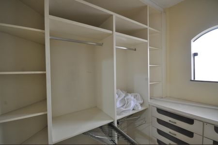 Casa para alugar com 327m², 4 quartos e 6 vagasCloset