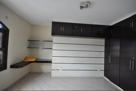Casa para alugar com 327m², 4 quartos e 6 vagasSuíte 2
