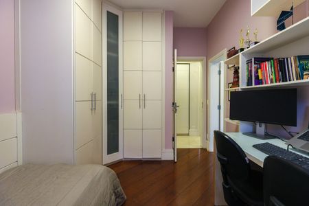 Apartamento à venda com 220m², 3 quartos e 3 vagas Apartamento à venda com 220m², 3 quartos e 3 vagasSuíte 3