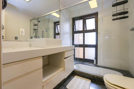 Apartamento à venda com 220m², 3 quartos e 3 vagas Apartamento à venda com 220m², 3 quartos e 3 vagasBanheiro da Suíte 2