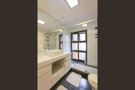 Apartamento à venda com 220m², 3 quartos e 3 vagas Apartamento à venda com 220m², 3 quartos e 3 vagasBanheiro da Suíte 2