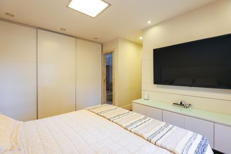 Apartamento à venda com 220m², 3 quartos e 3 vagas Apartamento à venda com 220m², 3 quartos e 3 vagasSuíte 1