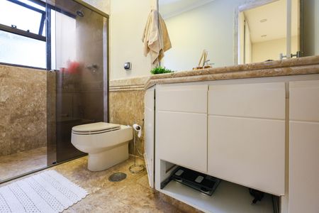 Apartamento à venda com 220m², 3 quartos e 3 vagas Apartamento à venda com 220m², 3 quartos e 3 vagasBanheiro da Suíte 1