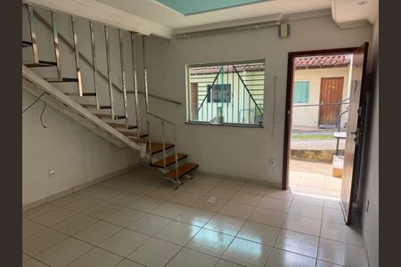 Casa à venda com 100m², 2 quartos e 2 vagas Casa à venda com 100m², 2 quartos e 2 vagasSala