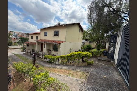 Casa à venda com 100m², 2 quartos e 2 vagas Casa à venda com 100m², 2 quartos e 2 vagasÁrea externa