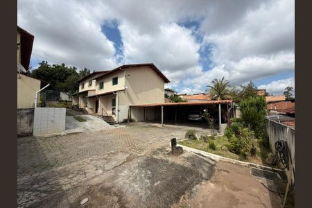 Casa à venda com 100m², 2 quartos e 2 vagas Casa à venda com 100m², 2 quartos e 2 vagasÁrea externa