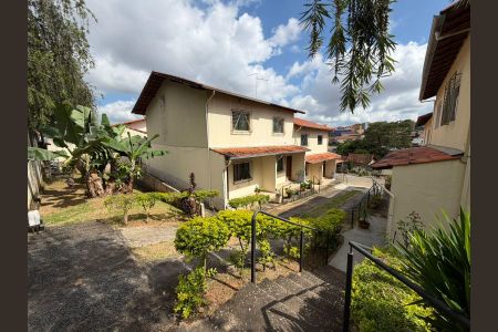 Casa à venda com 100m², 2 quartos e 2 vagas Casa à venda com 100m², 2 quartos e 2 vagasÁrea externa