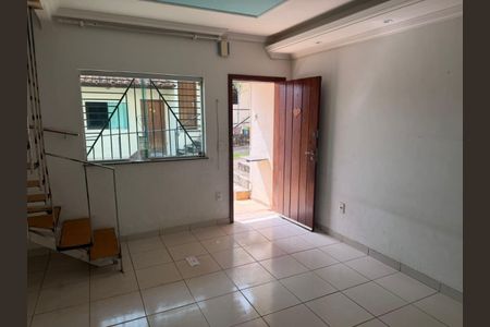 Casa à venda com 100m², 2 quartos e 2 vagas Casa à venda com 100m², 2 quartos e 2 vagasSala