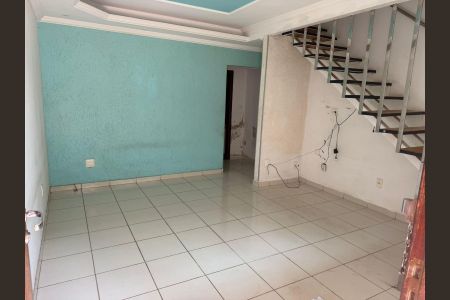 Casa à venda com 100m², 2 quartos e 2 vagas Casa à venda com 100m², 2 quartos e 2 vagasSala