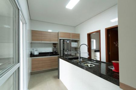 Casa de condomínio para alugar com 200m², 4 quartos e 4 vagas