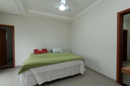 Casa de condomínio para alugar com 200m², 4 quartos e 4 vagas