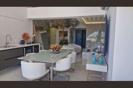 Casa de condomínio à venda com 330m², 4 quartos e 4 vagas Casa de condomínio à venda com 330m², 4 quartos e 4 vagasCozinha