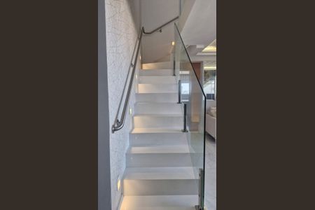 Casa de condomínio à venda com 330m², 4 quartos e 4 vagas Casa de condomínio à venda com 330m², 4 quartos e 4 vagasCorredor